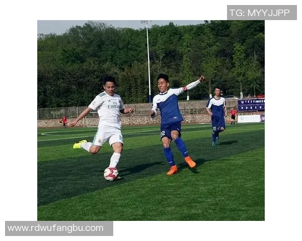 模特与足球明星同框展现魅力瞬间的精彩图片合集